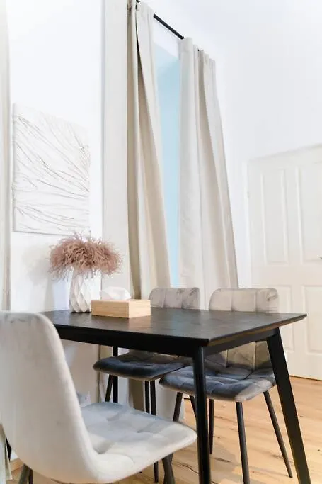 Zentrale & Ruhige 2 Zimmer - 42M² Apartment Vienna