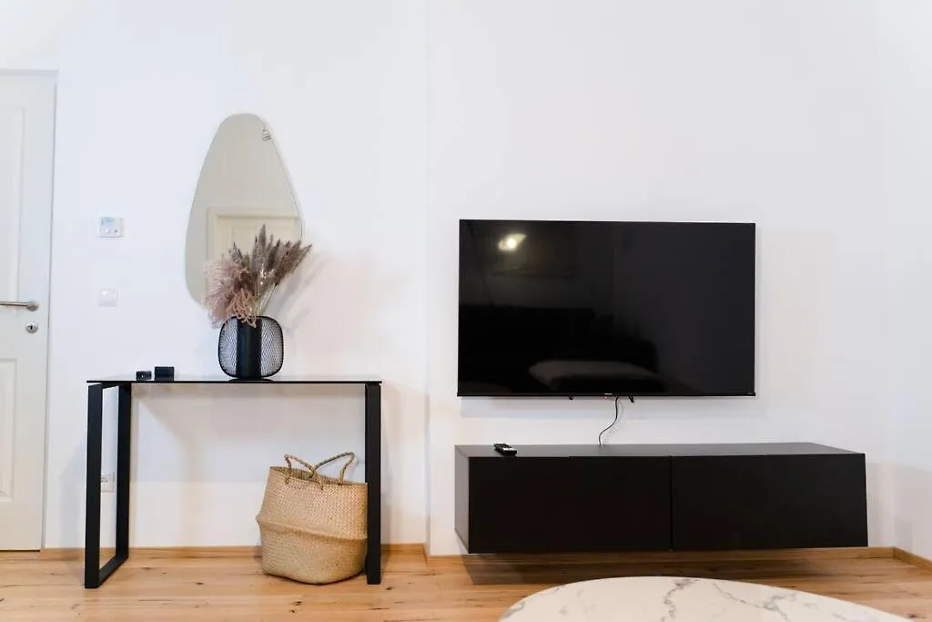Zentrale & Ruhige 2 Zimmer - 42M² contacts